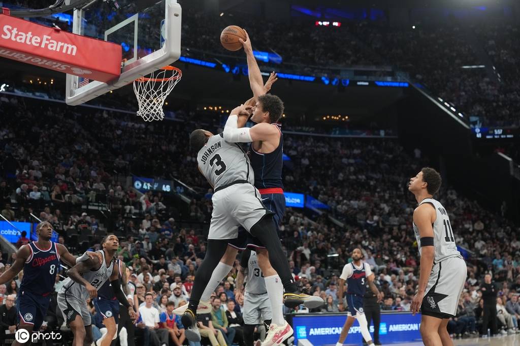 文班亚马21+13加兰25+10 卡斯尔23分马刺胜快船